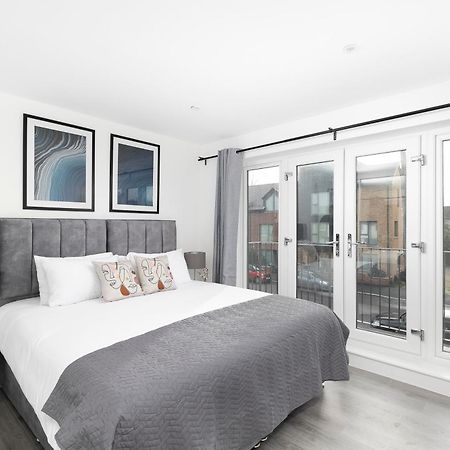 Cozy Apartments With King Size Beds Near Enfield Town & Chase Farm Train Stations With Wifi And Parking Экстерьер фото
