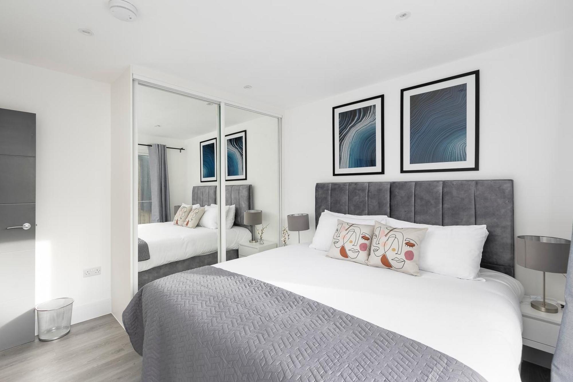 Cozy Apartments With King Size Beds Near Enfield Town & Chase Farm Train Stations With Wifi And Parking Экстерьер фото