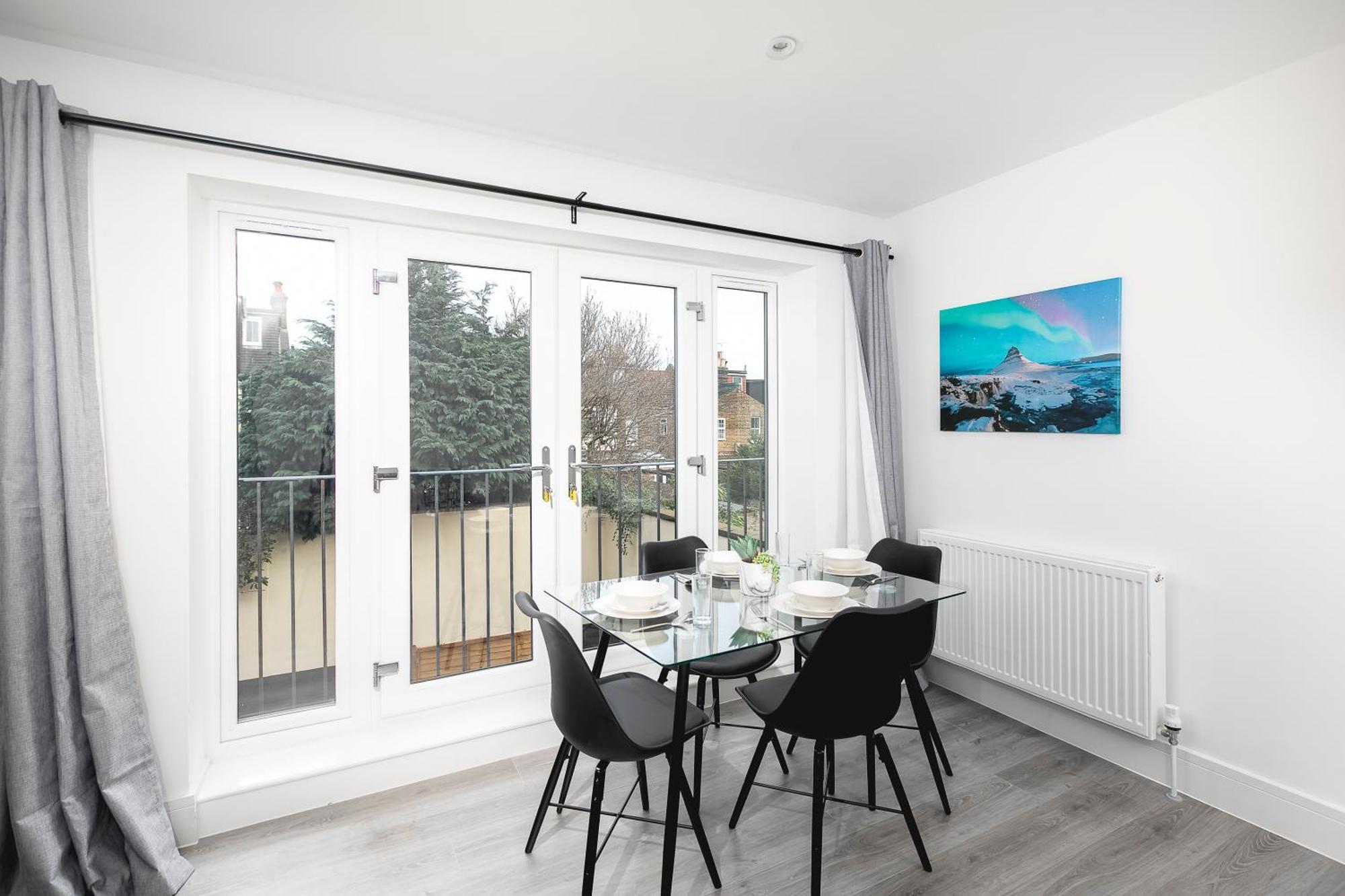 Cozy Apartments With King Size Beds Near Enfield Town & Chase Farm Train Stations With Wifi And Parking Экстерьер фото