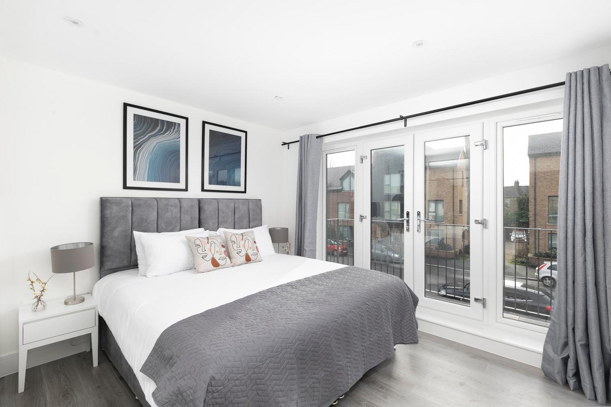 Cozy Apartments With King Size Beds Near Enfield Town & Chase Farm Train Stations With Wifi And Parking Экстерьер фото